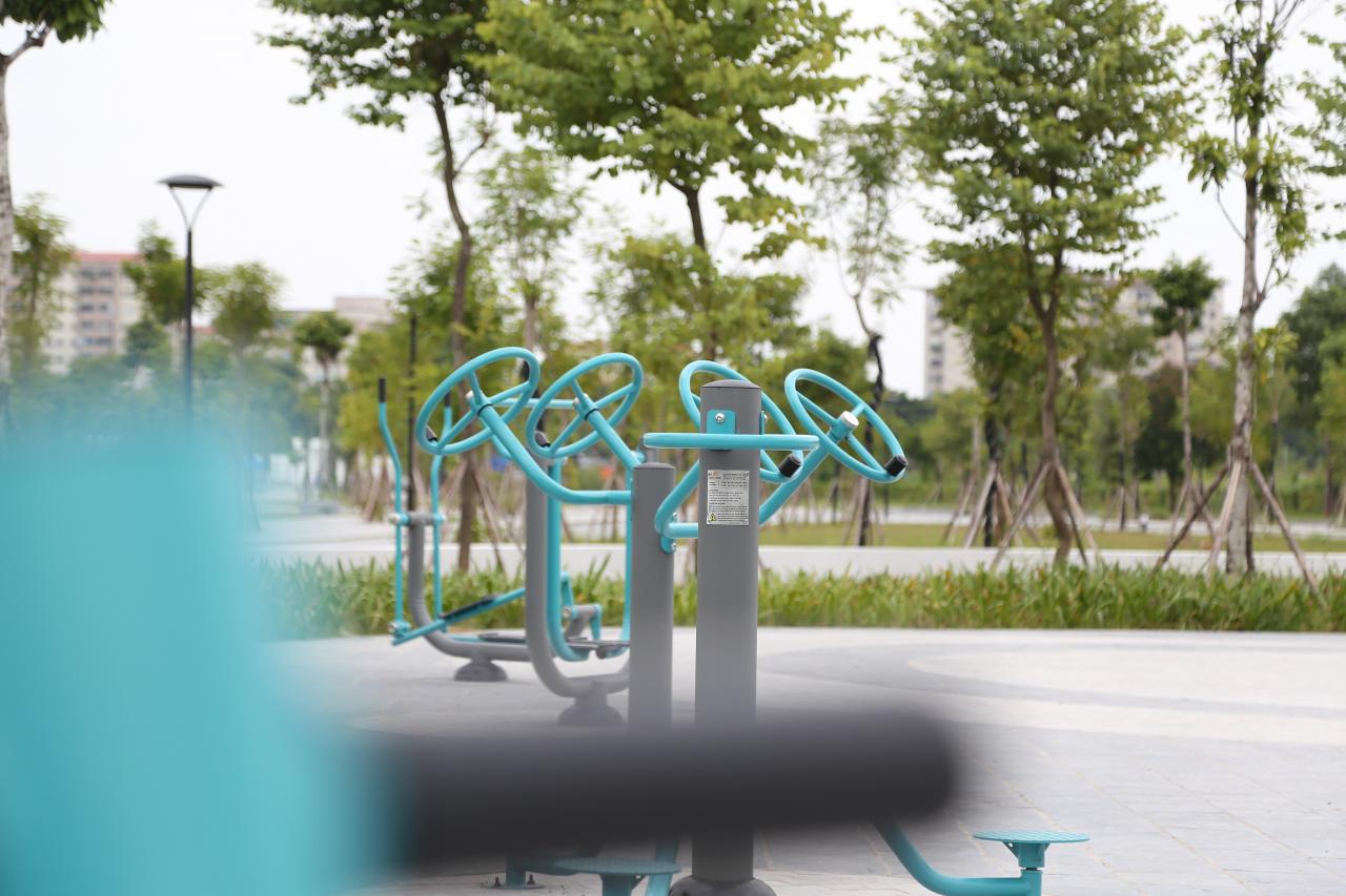 Sports and exercise area at Long Bien Park. Photo: Vinh Hoang