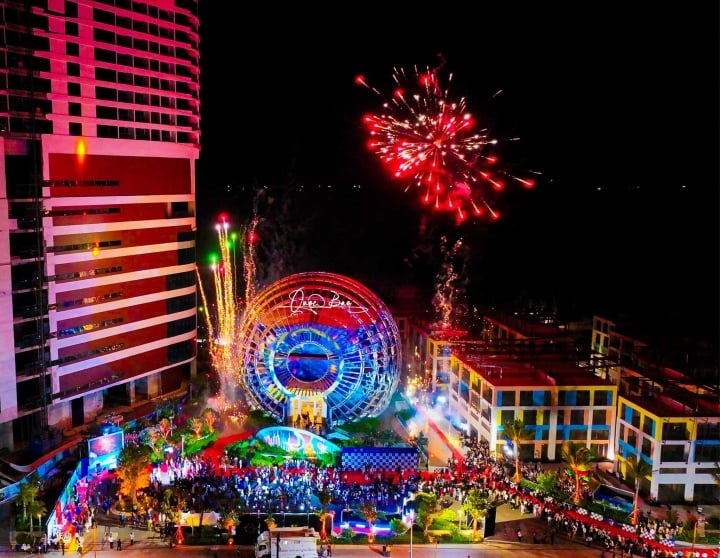 The fireworks display to celebrate the opening of the 2023 Golden Kite Awards brought a jubilant atmosphere to Vega City Nha Trang, offering the public a meaningful night of art and entertainment. In addition, this highlight also represents the dream of Vietnamese cinema flying high like a kite, while affirming the sustainable cooperation between the Vietnam Cinema Association, Khanh Hoa Provincial People's Committee as well as local businesses.