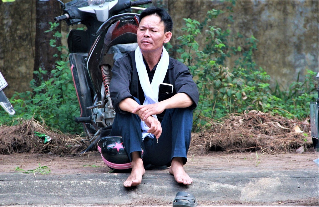 Người cha nén nỗi đau mất vợ, quàng khăn tang chở con đi thi tốt nghiệp - 1