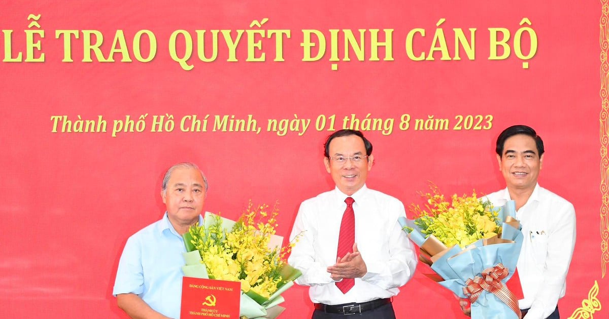 Thành ủy TPHCM trao quyết định cán bộ