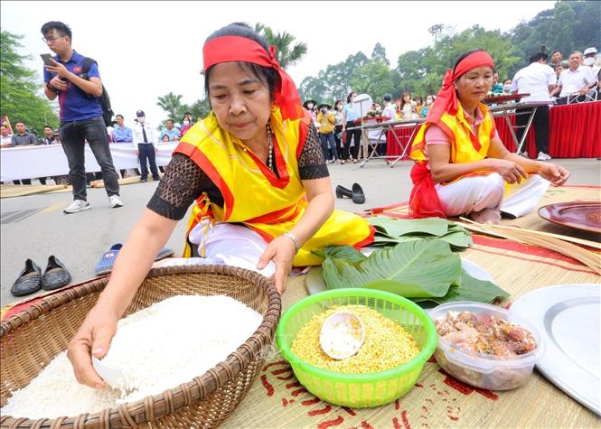 10e concours passionnant d'emballage, de cuisson de banh chung et de pilonnage de banh giay dans la province de Phu Tho