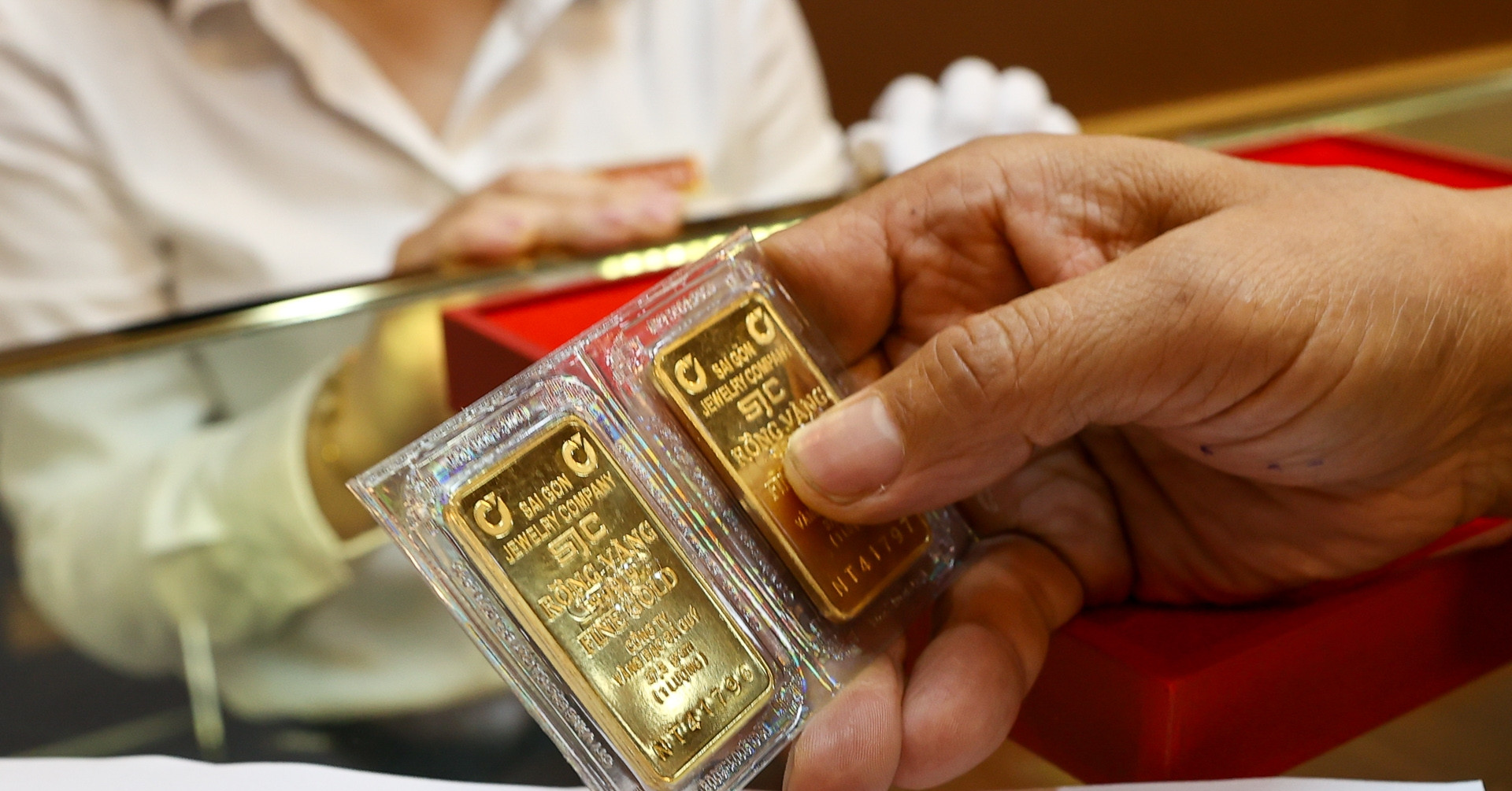 Two banks have been forced to transfer, controlling the price difference of SJC gold