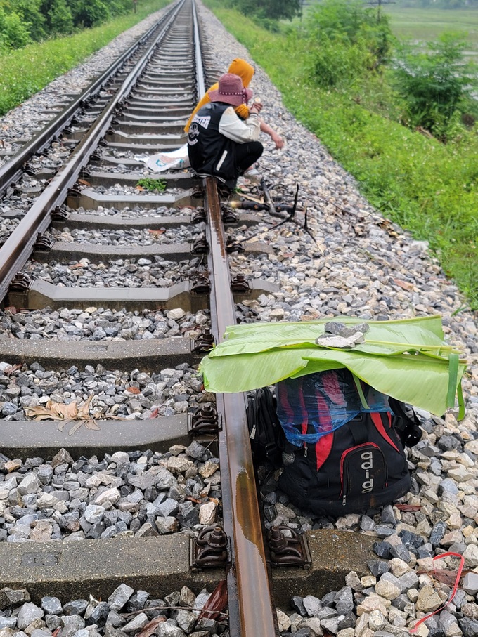 Vụ hai người HMông đi bộ từ Hà Nội về Hà Giang: Chủ thầu hứa sẽ trả tiền - 1