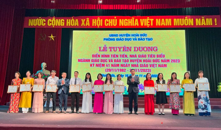 Lãnh đạo huyện Hoài Đức trao Bằng khen cho các tập thể, cá nhân có thành tích trong năm học vừa qua. (Ảnh: Ánh Dương)