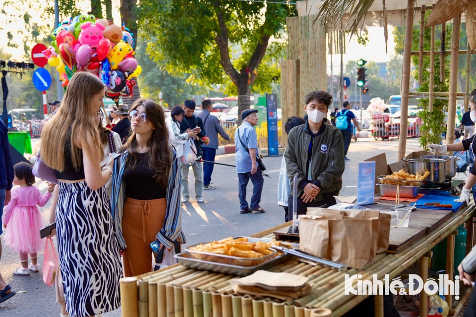 Ausländische Touristen besuchen und erleben gerne das Hanoi Food Culture Festival 2024.