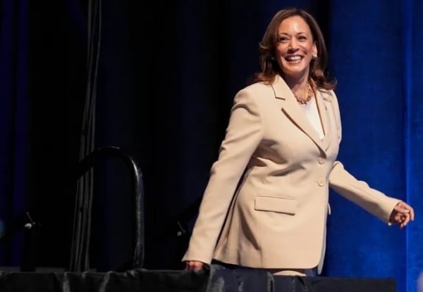 La vice-présidente Kamala Harris « s'élève » et apporte un « vent nouveau » aux jeunes, mais M. Trump est désavantagé dans de nombreux États clés