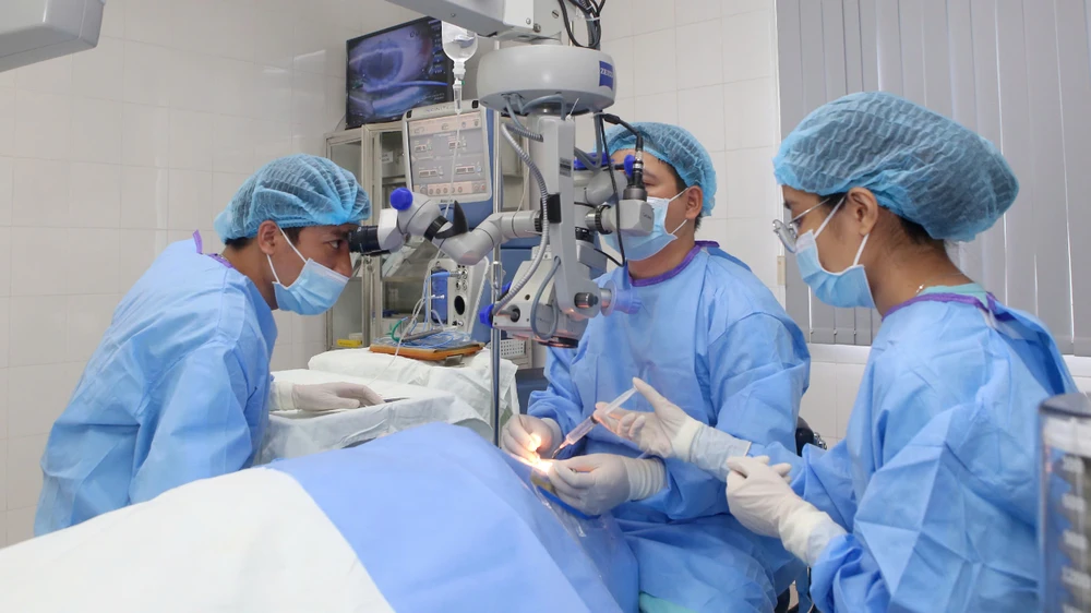 Hue Central Hospital transplants corneas from brain-dead donors to 4 blind patients