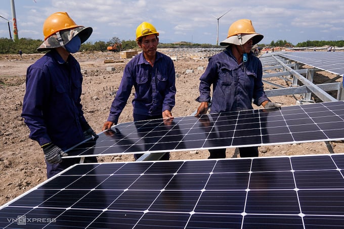 L’énergie solaire est encouragée à être utilisée aussi bien dans les affaires que dans la vie quotidienne. Sur la photo, des ouvriers construisent le projet d'énergie solaire de Trung Nam (district de Thuan Bac, province de Ninh Thuan), février 2019. Photo : Quynh Tran