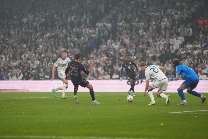 Muller a passé le ballon à Tel pour sceller une victoire 2-1 pour le Bayern. Photo: FCB