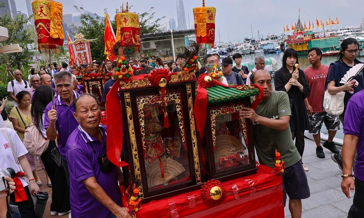 Đền thiêng lênh đênh trên biển ở Hong Kong được lên bờ