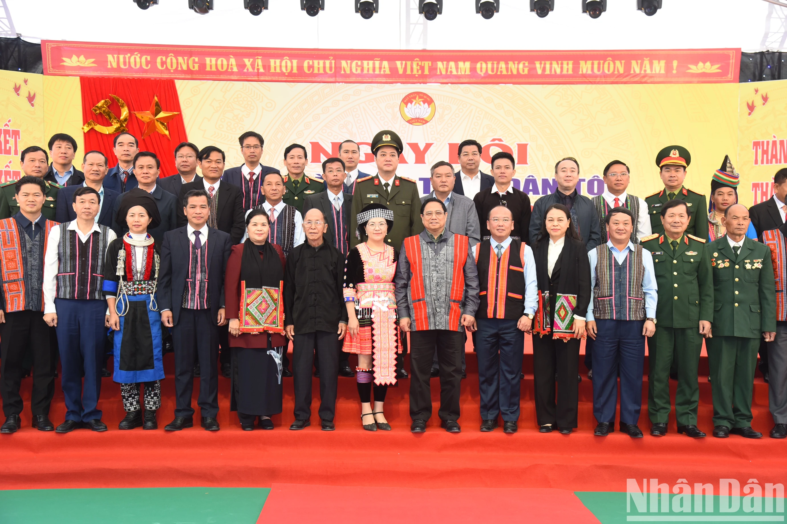 [Foto] Der Premierminister feiert den Großen Tag der Solidarität mit der ethnischen Bevölkerung der Provinz Lai Chau. Foto 15