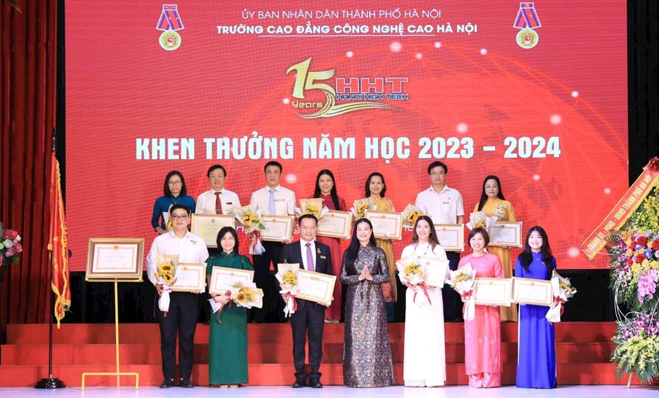 Many collectives and individuals of the school received awards from the City People's Committee; Vietnam General Confederation of Labor; Ministry of Labor, War Invalids and Social Affairs...