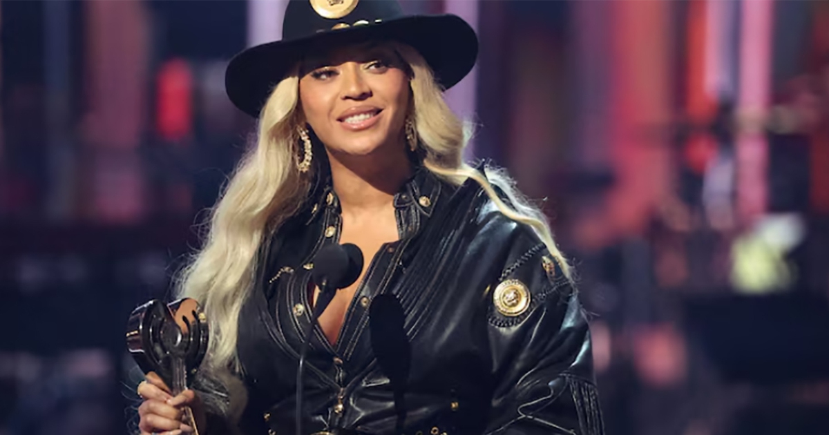 Beyoncé performs with daughter in hometown