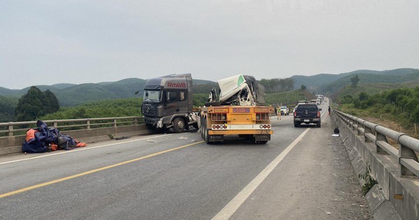 Quang Tri : Deux voitures entrent en collision sur l'autoroute Cam Lo