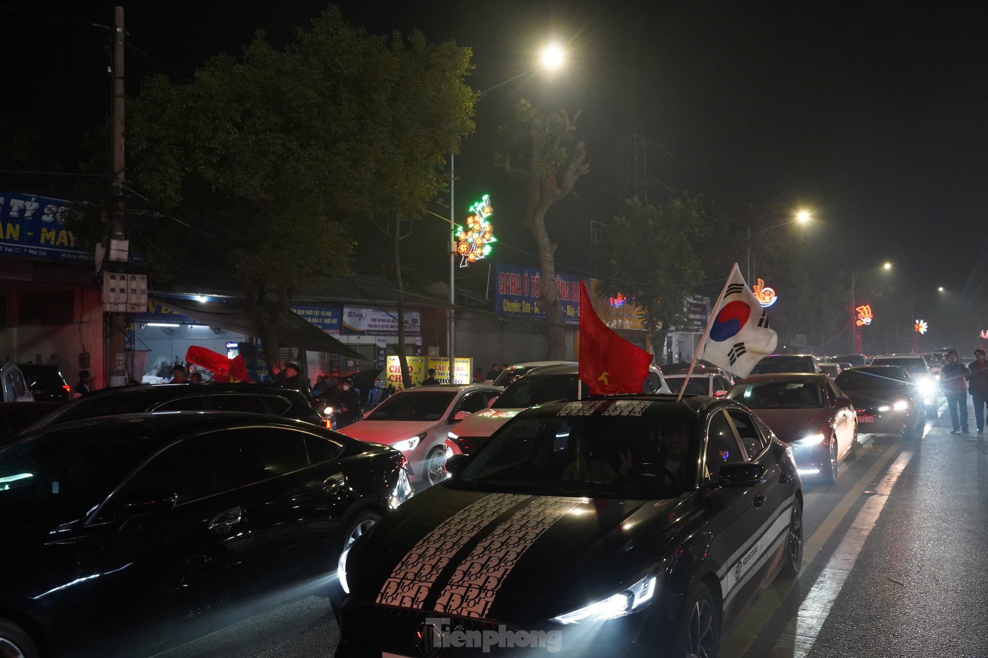 Viet Tri people stay up all night to celebrate Vietnam team entering the finals photo 13