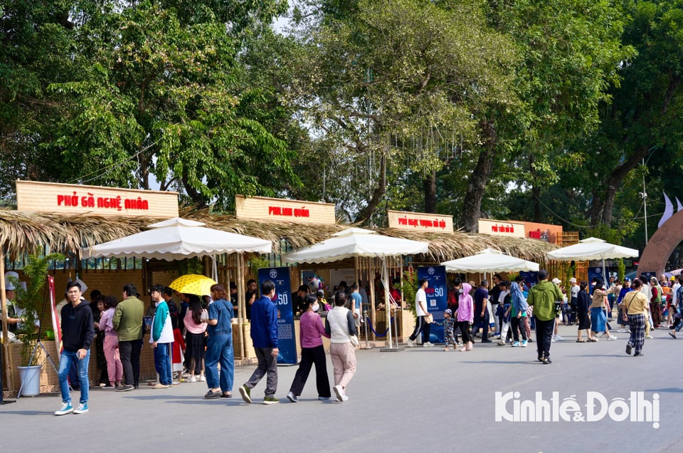 Beim Hanoi Food Culture Festival 2024 wurden entlang der Fußgängerzone Tran Thai Tong fast ein Dutzend Pho-Stände aufgebaut, die eine große Zahl Einheimischer und Touristen anlockten, die den kulinarischen Raum hier besuchten und erlebten.