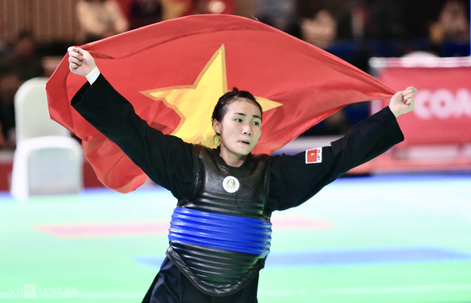 Hồng Ân đòi lại được HC vàng sau trận đấu nhiều tranh cãi với võ sĩ Indonesia. Ảnh: Lâm Thoả