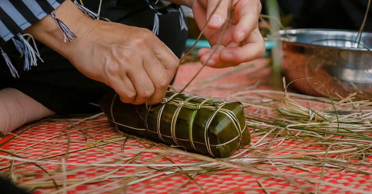 Why do families in the West wrap banh tet at death anniversaries?