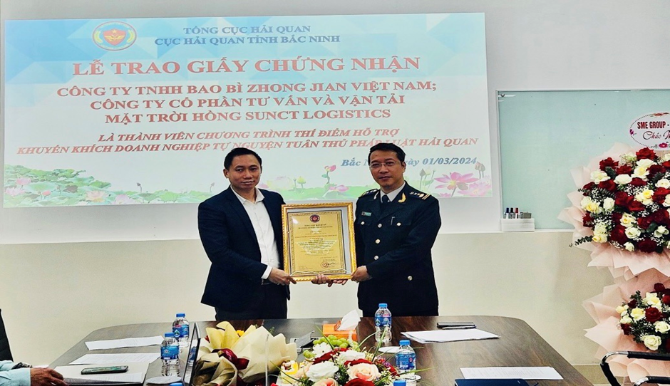 Trao Giấy chứng nhận cho 2 doanh nghiệp tự nguyện tuân thủ