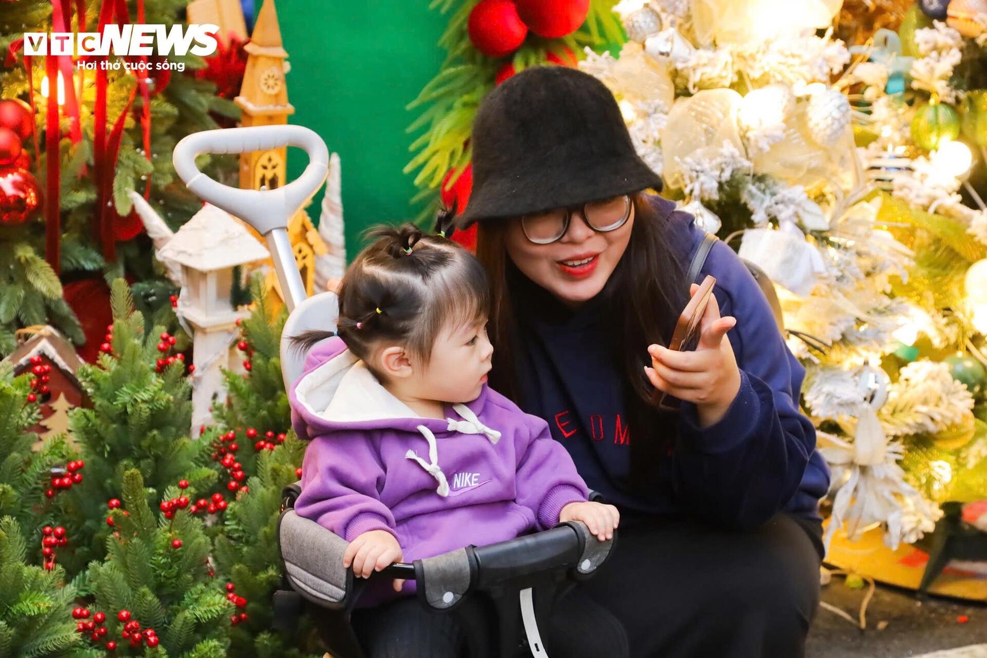 Les jeunes de Hanoi se déguisent pour « s'enregistrer » pour Noël plus tôt dans la rue Hang Ma - 10