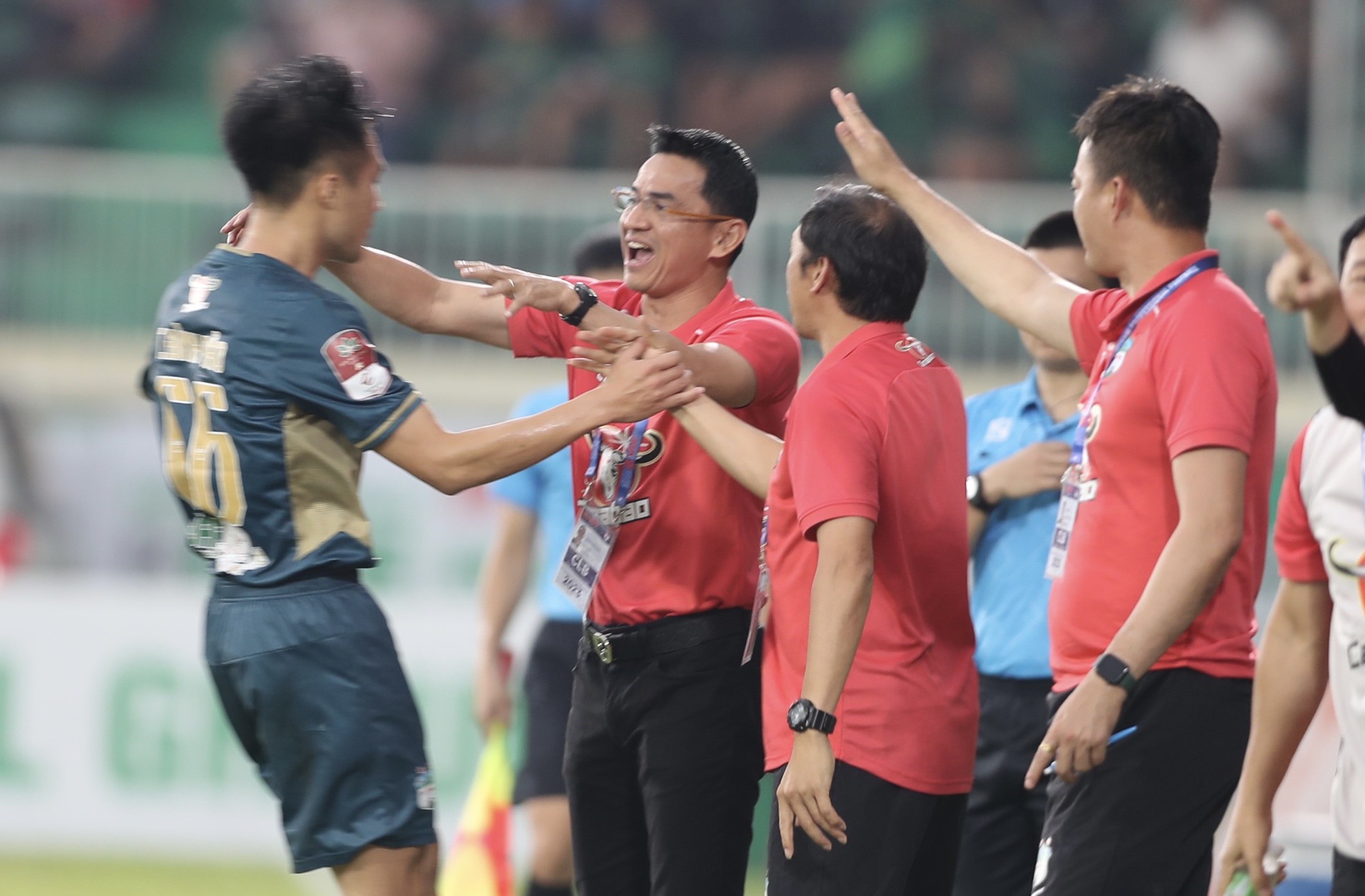 Hoàng Anh Gia Lai tiếp tục hòa trên sân nhà, Nam Định soán ngôi đầu bảng - Ảnh 4.