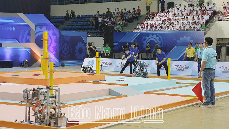 DCN-DREAM（ハノイ工業大学）とUNETI-TNT（経済技術大学）の準々決勝戦。DT1
