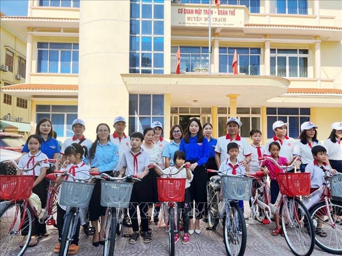 困難な状況にある学生たちに新しい自転車が贈られました。