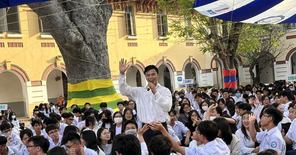 Sau "Mai Vàng", NSƯT Võ Minh Lâm quấy động Sân khấu học đường Marie Curie