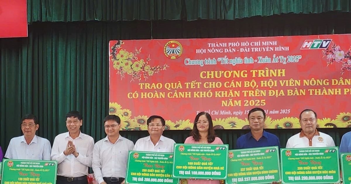 Trao tặng quà Tết cho hội viên nông dân có hoàn cảnh khó khăn