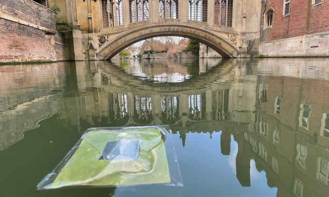 Dispositivo flotante probado en el río Cam, Cambridge. Foto: Virgil Andrei