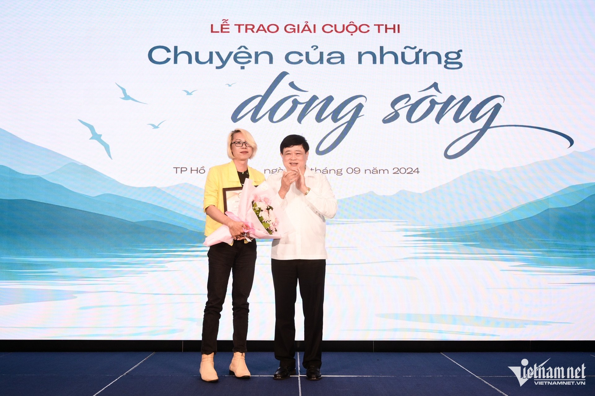 bao vietnamnet trao giai cuoc thi chuyen cua nhung dong song hinh 1