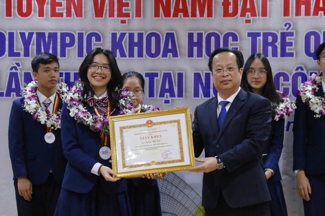 Hà Nội tặng Giấy khen cho học sinh Olympic khoa học trẻ quốc tế ảnh 4