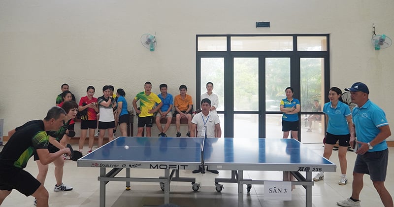 Los atletas compiten en el evento de tenis de mesa de dobles mixtos.
