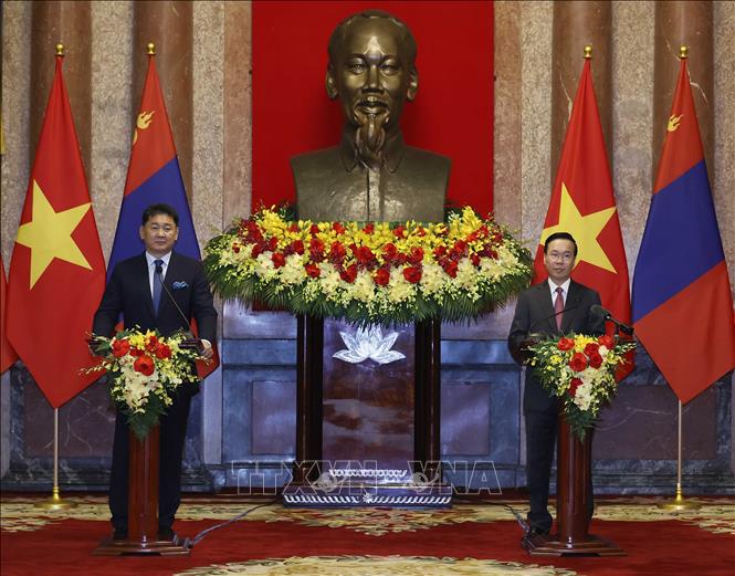 Präsident Vo Van Thuong und der mongolische Präsident Ukhnaagiin Khurelsukh treffen die Presse. Foto: Thong Nhat/VNA