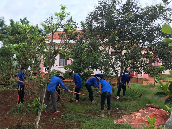 Các học viên tham gia trồng và chăm sóc cây xanh tại cơ sở.