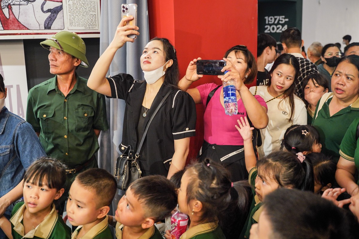 Multitudes de personas acuden a visitar el Museo de Historia Militar de Vietnam foto 9