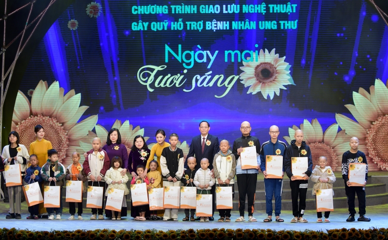 Vice Chairman of the National Assembly, Senior Lieutenant General Tran Quang Phuong, Minister of Health Dao Hong Lan, and representatives of the Bright Tomorrow Fund presented gifts to encourage children being treated at the Pediatrics Department - K Hospital.