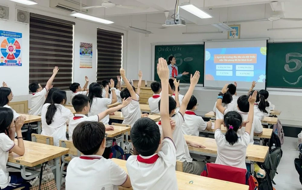 Les écoles de Hanoi renforcent le contrôle sur l'utilisation des téléphones portables par les élèves en classe.