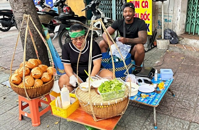 Chàng trai Cuba yêu cô gái Việt, cùng nhau bán bánh mì ở vỉa hè TPHCM ảnh 3