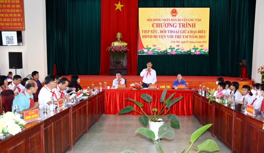 Delegates of Chu Pah District People's Council meet and talk with children photo 1