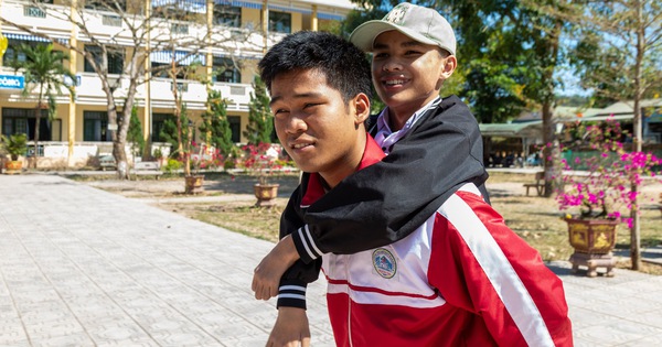 El estudiante que llevaba a su amigo a la escuela durante 3 años, ahora lleva a su amigo a jugar