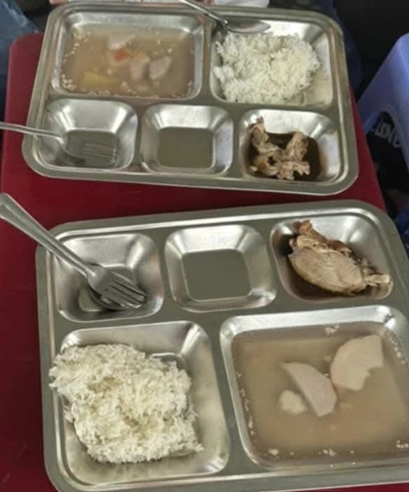 Almuerzo el 10 de diciembre de 2024 para los estudiantes internos de la Escuela Primaria Nguyen Dinh Chieu, Distrito 8, Ciudad de Ca Mau, con un precio de 24.000 VND (foto proporcionada por los padres).