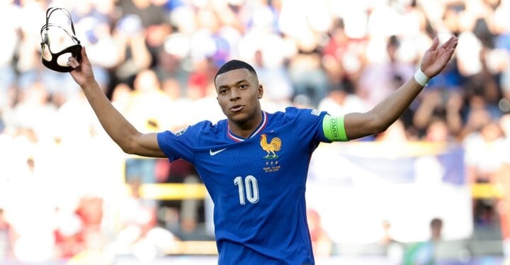 Pháp gặp Bỉ: Kylian Mbappe cùng đồng đội chưa đạt phong độ tốt nhất tại EURO 2024. "Les Bleus" ghi 2 bàn thì có 1 bàn từ phạt đền, bàn còn lại do đối thủ phản lưới. Đương kim á quân World Cup chạm trán đội tuyển Bỉ.