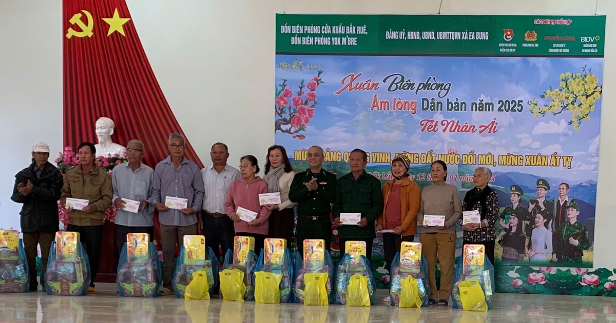 La estación de guardia fronteriza de Dak Rue organiza el envoltorio de más de 1.000 banh chung para dárselos a los pobres