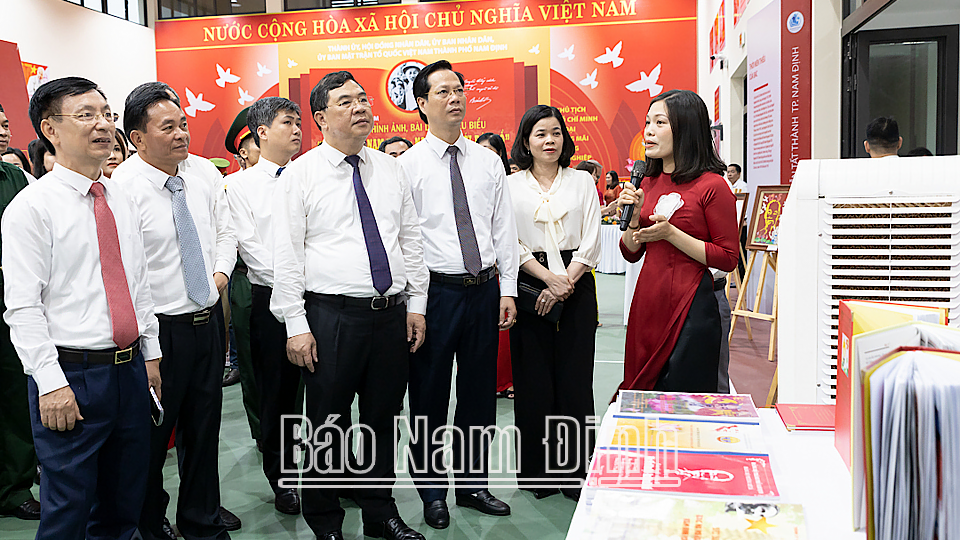 Provincial leaders and delegates visited the exhibition of documents, images, and typical contest entries of Uncle Ho with Nam Dinh, Nam Dinh with Uncle Ho at Nguyen Tat Thanh Primary School (Nam Dinh City). Photo: Viet Du DT5