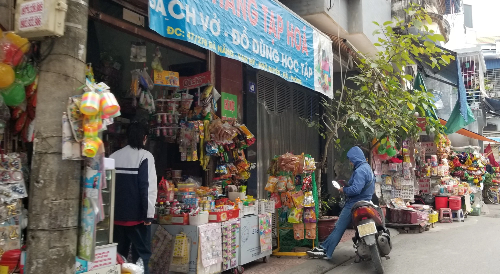 Ăn kẹo lạ ngoài cổng trường, một số học sinh ở Hải Phòng bị ngộ độc - Ảnh 1.