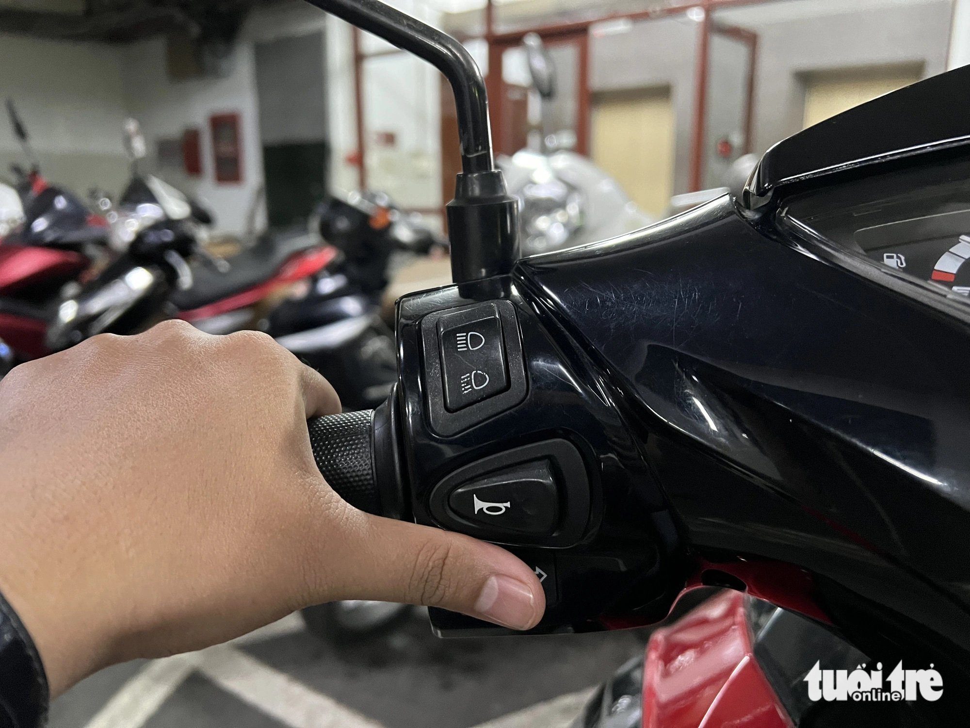 Rất nhiều người gần như có thói quen đặt tay lên nút còi, để rồi bóp còi inh ỏi khi ra đường - Ảnh: TRIỆU VÂN