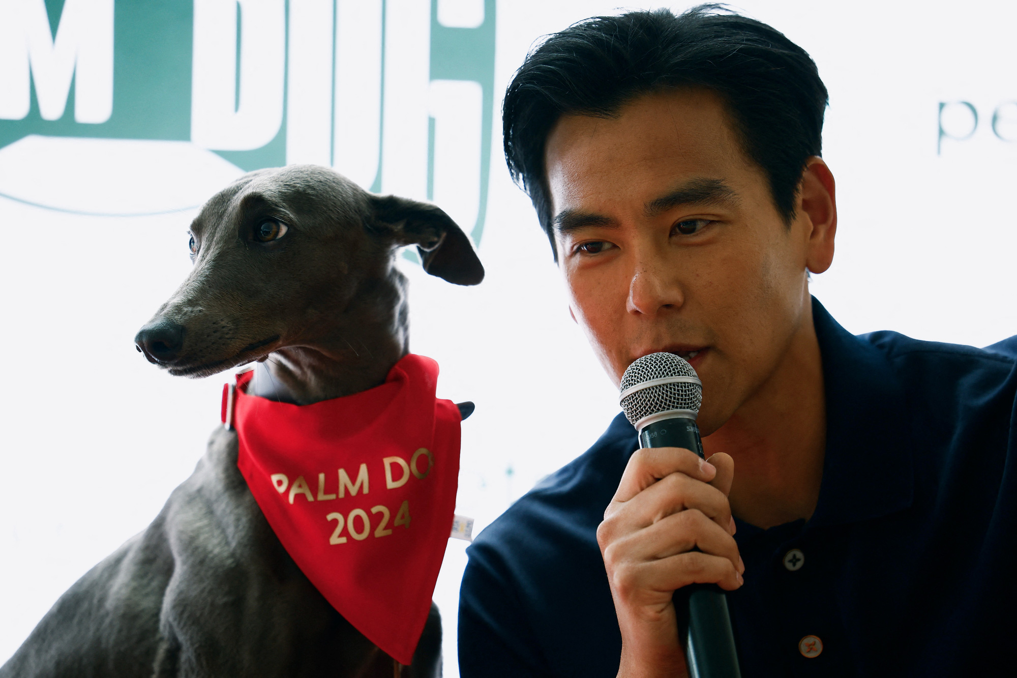 Bành Vu Yến (Eddie Peng) và chú chó Xin - chú chó cũng vừa giành giải Grand Prix Palme Dog - Ảnh: REUTERS