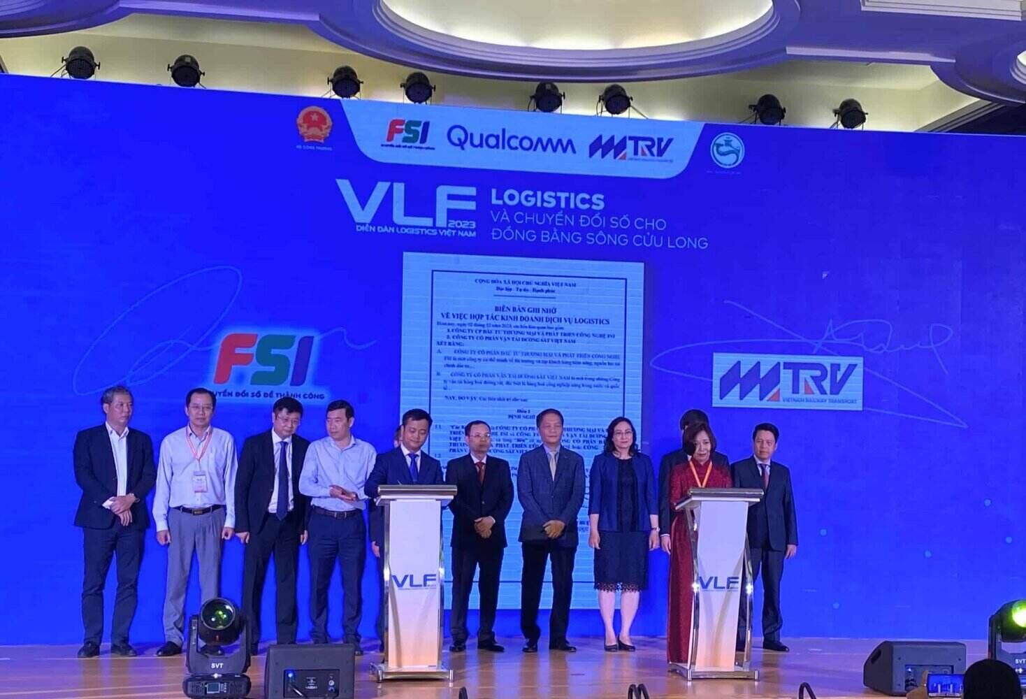Đại diện công ty FSI và TRV ký kết hợp tác triển khai giải pháp giám sát Logistics tại khuôn khổ diễn đàn. Ảnh: FSI