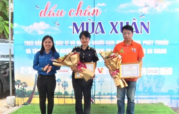 An Giang Customs Youth Union supports Hanoi medical team to examine 500 people in border commune